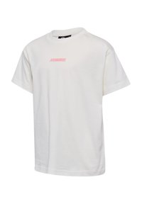 Wit T-shirt met korte mouwen en een ronde hals, met een roze "HUMMEL"-logo op de borst gedrukt.