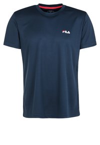 Tmavě modré tričko s krátkými rukávy z prodyšného materiálu, s kulatým výstřihem a malým bílým a červeným logem FILA na hrudi.