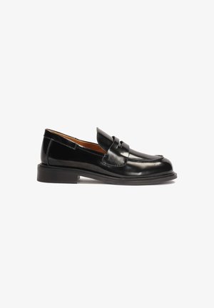 Zwarte leren loafers met een lage blokhak, voorzien van een gestikte moc toe en een decoratieve band over de wreef. Gladde textuur.
