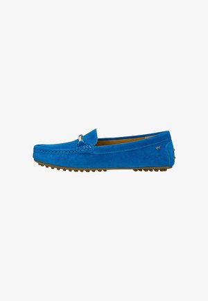 Mocassins en daim bleu avec une tige basse, des coutures de mocassin et une semelle en caoutchouc dotée de petits crampons. Accent argenté à l'avant.
