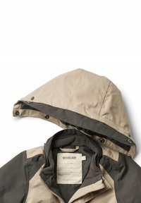 Beige und graue Jacke mit abnehmbarem Kapuzen, verfügt über einen mit Fleece gefütterten Kragen und einem Etikett innen. Glatte Textur und Knopfakzente.