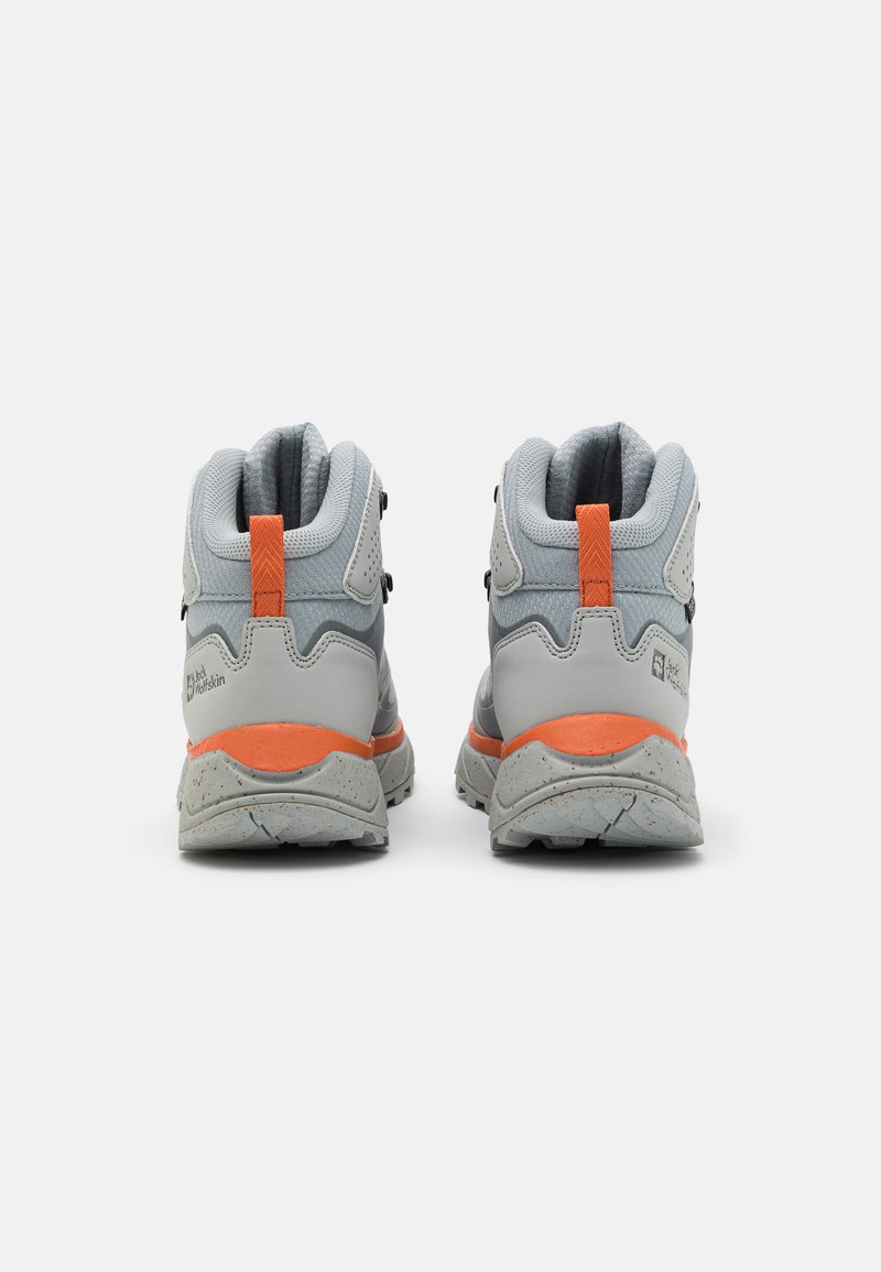 Ein Paar graue und orange Wanderschuhe mit dicken Sohlen und gepolsterten Kragen, von hinten auf einem weißen Hintergrund gezeigt.