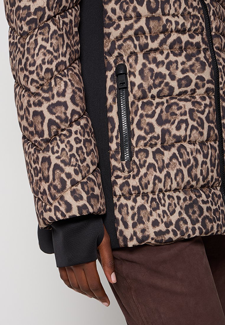 Gepolsterte Jacke mit Leopardenmuster in braunen und schwarzen Tönen, seitlicher Reißverschluss Tasche und schwarzen Stoffakzenten an den Bündchen und Seiten.