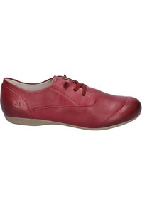 Scarpa stringata in pelle rossa con punta arrotondata, texture liscia e suola in gomma leggera a contrasto. Presenta dettagli cuciti sui lati.
