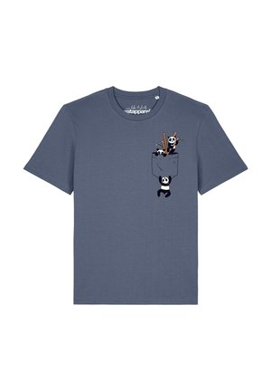 Schieferblaues T-Shirt mit einer kleinen Fronttaschen-Illustration von drei verspielten Pandas und Bambusstangen.