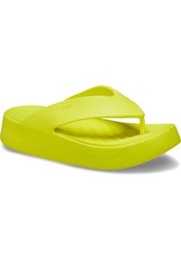 Tongs jaunes avec une semelle épaisse et un design épuré. Fabriquées en matériau léger, avec une lanière de style thong et une semelle intérieure texturée.