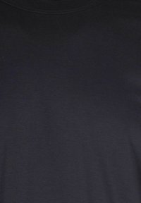 T-shirt nero a maniche corte realizzato in tessuto morbido. Presenta un collo rotondo e una texture liscia, senza motivi o accenti visibili.