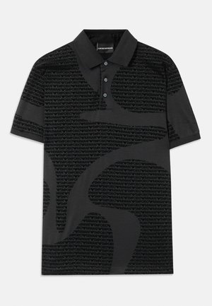 Polo noir avec un motif logo ton sur ton sur l'ensemble. Le tissu est lisse, avec un col classique et une patte de boutonnage à trois boutons. Manches courtes.