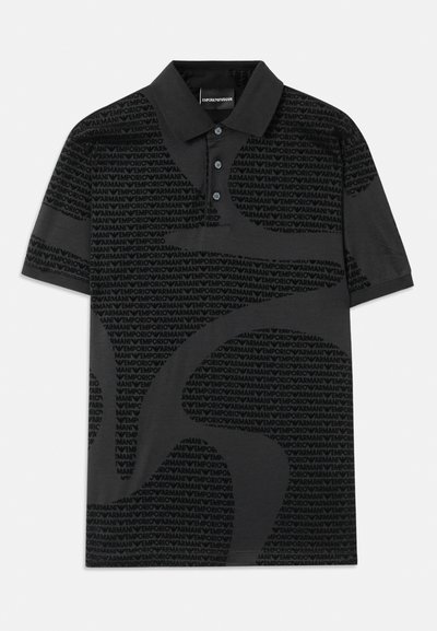Sort polo som har et helfarget logo-mønster. Stoffet er glatt med klassisk krage og tre-knappslukking. Korte ermer.