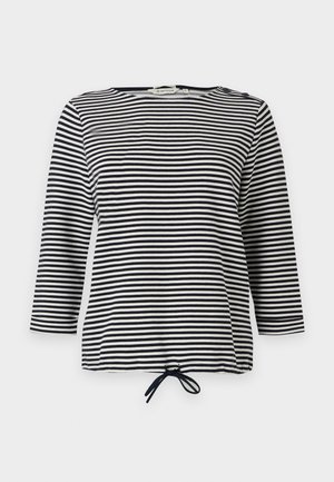 Stripet topp i svart og hvitt, med trekvart ermer og snor i bunnen, laget av myk stoff med en avslappet passform.
