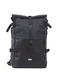 Zwarte rolltop rugzak gemaakt van duurzaam waterdicht materiaal. Heeft verstelbare banden, zijklemmen en een subtiel wit logo aan de onderkant.