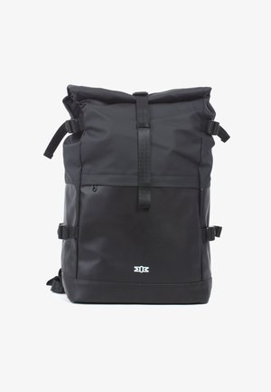 Schwarzer Rolltop-Rucksack aus strapazierfähigem, wasserdichtem Material. Besitzt verstellbare Riemen, seitliche Clips und ein dezentes weißes Logo am Boden.