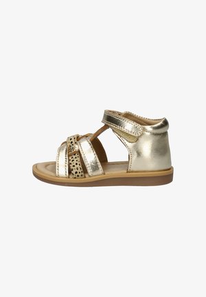 Gouden metalen peutersandalen met meerdere verstelbare banden, uitsnijdingen en een platte rubberen zool voor stabiliteit en comfort.