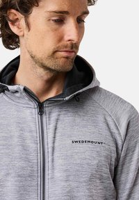 Grauer Reißverschluss-Hoodie mit strukturiertem Strickmuster, ausgestattet mit schwarzen Akzenten, einer Kordelzugkapuze und dem „SWEDEMOUNT“-Logo auf der Brust.