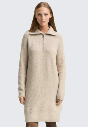 Robe en tricot beige avec un col montant et une fermeture éclair. Présente des manches longues et une coupe décontractée, avec un tissu texturé à rayures.