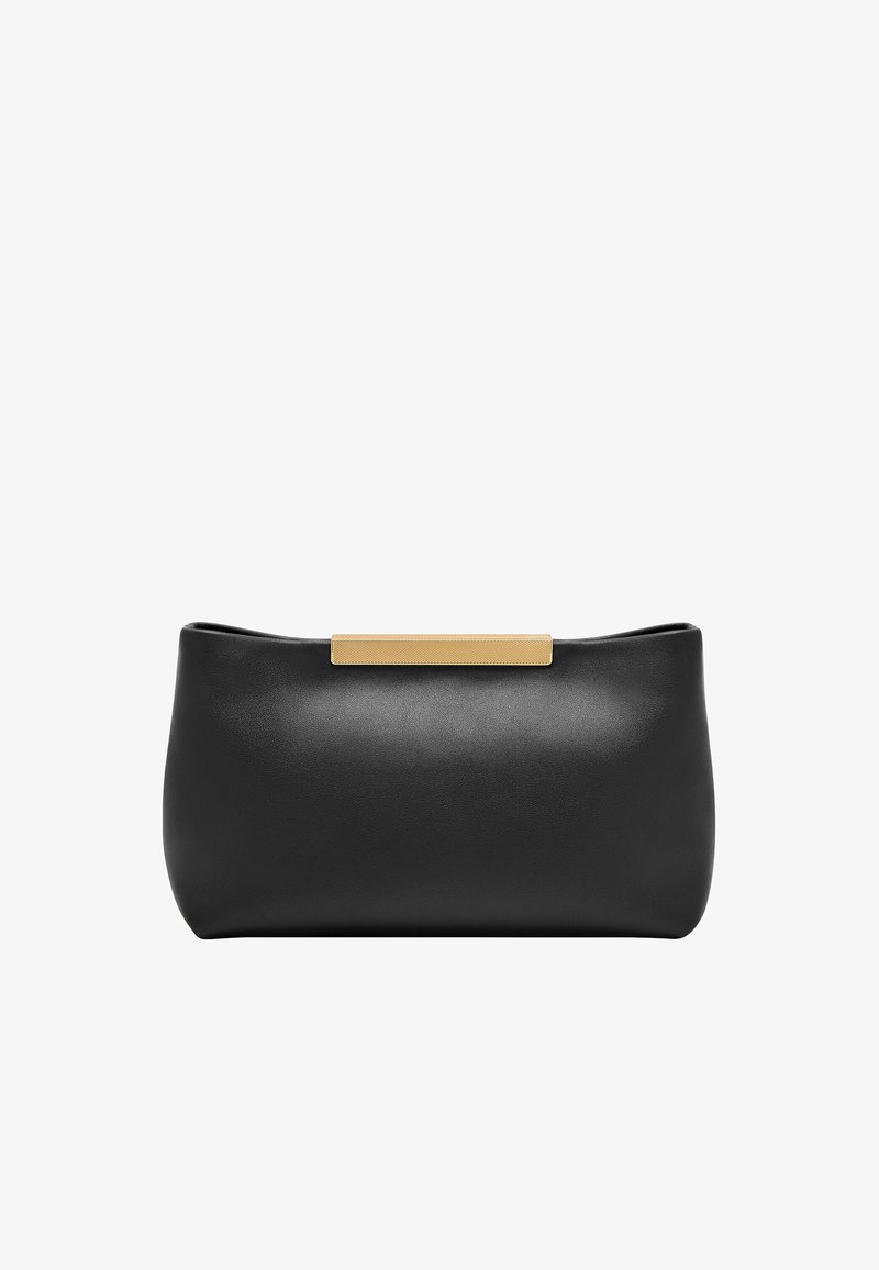 Pochette en cuir noir avec une texture lisse et une forme rectangulaire. Présente une barre accentuée en ton doré à l'avant.