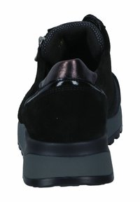 Zwarte suède sneakers met een metallic accent op de hak, een gevoerde kraag en een grijze rubberen zool. Voorzien van een zijrits voor gemakkelijke toegang.