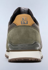 Zielone i beżowe sneakersy wykonane z zamszu i skóry, z teksturowanym tyłem, gumową podeszwą i wyraźnym logo.