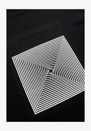 Koncentriske hvide firkanter med vekslende tykkelse danner en optisk illusion på en sort stofbaggrund.