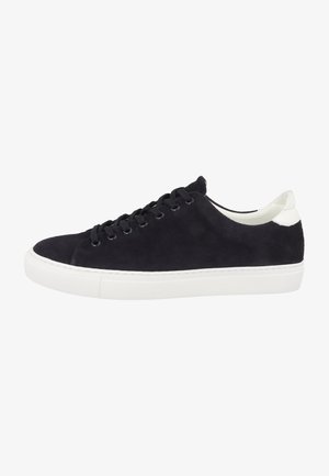 Schwarze Wildleder-Sneaker im Low-Top-Design mit weißer Sohle und weißem Fersenpatch, ausgestattet mit schwarzen Schnürsenkeln und Metallenieten auf einem schlichten weißen Hintergrund.