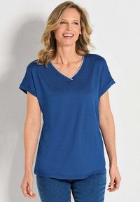 Blauwe korte mouwen V-hals t-shirt met een grijze halslijn, gemaakt van zachte stof; relaxte pasvorm met opgerolde mouw cuffs en gladde textuur.