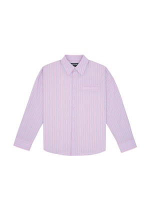 Langärmliges Hemd mit Knöpfen, mit rosa, blauen und weißen vertikalen Streifen und einer Brusttasche auf weißem Hintergrund.