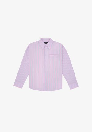 Langärmliges Hemd mit Knöpfen, mit rosa, blauen und weißen vertikalen Streifen und einer Brusttasche auf weißem Hintergrund.