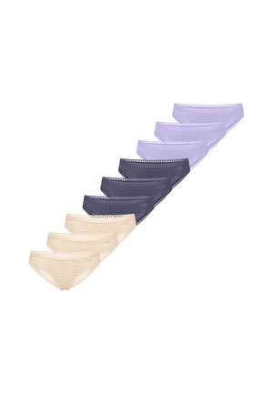 Ni stykker dameundertøj med blonder i beige, mørkegrå og lavendel, arrangeret diagonalt på en hvid baggrund.