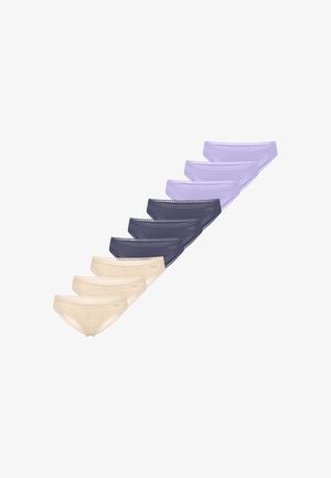 Ni stykker dameundertøj med blonder i beige, mørkegrå og lavendel, arrangeret diagonalt på en hvid baggrund.