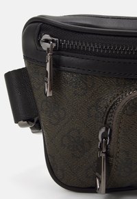 Guess MILANO COMPACT BUM BAG UNISEX - Torbica za okoli pasu - military green/black