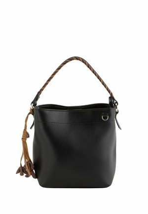 Sac seau en cuir noir avec poignée tressée marron et pompon en cuir marron avec breloques fleurs suspendues sur le côté.