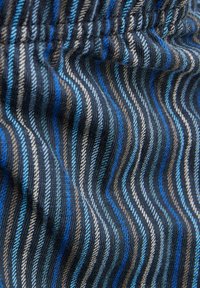 Gewebter Stoff mit einem wellenförmigen Muster in Blau-, Schwarz- und Brauntönen mit einer strukturierten Oberfläche. Deutliche horizontale Streifen sind vorhanden.