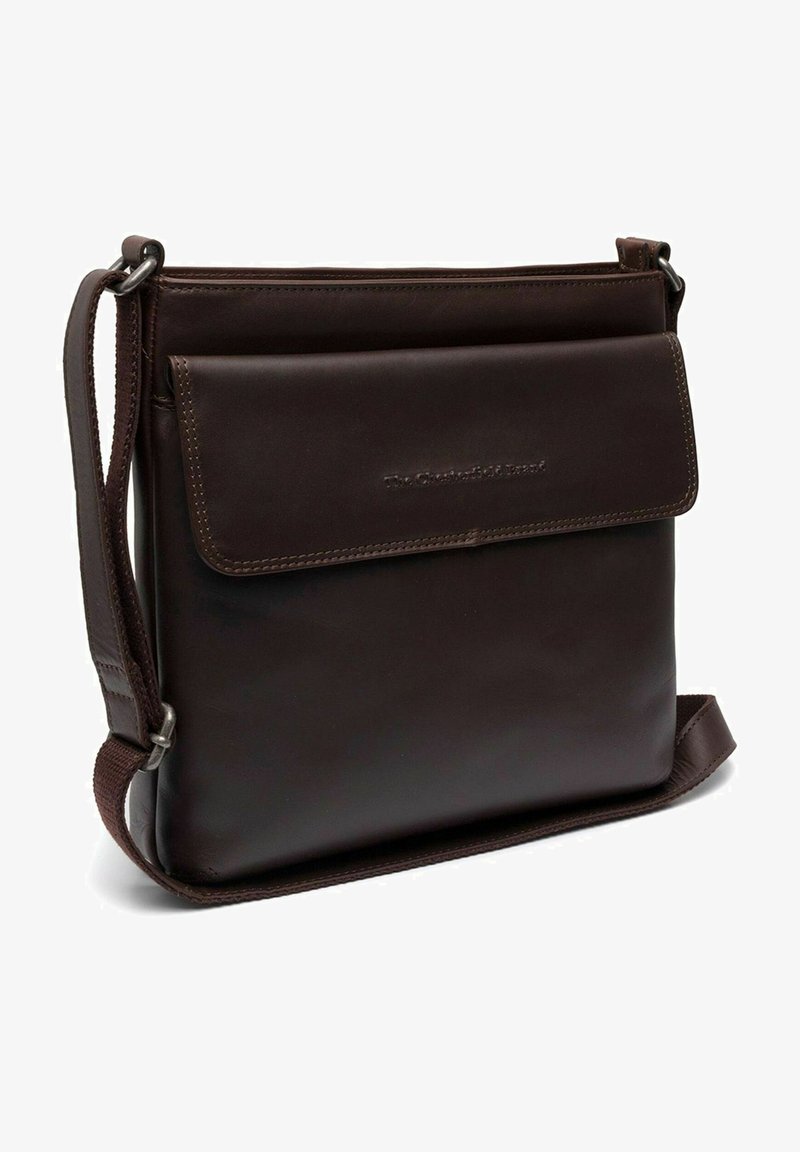 Sac messager en cuir marron avec un design plat, fermeture par rabat avant et bandoulière réglable. Dispose de coutures subtiles le long des bords.