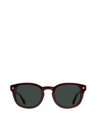 Occhiali da sole bordeaux con lenti scure, forma geometrica della montatura, accenti triangolari in tonalità oro sui templi e texture plastica liscia.