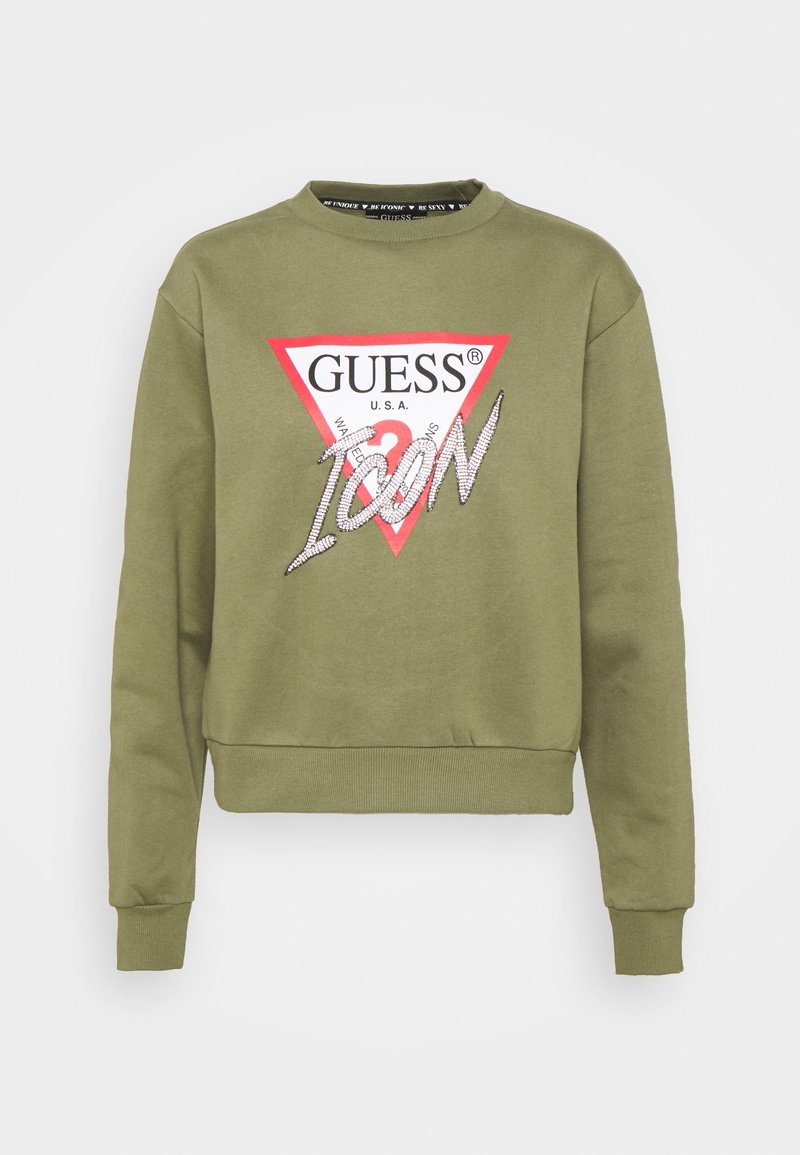 Sweatshirt vert olive avec un col rond, arborant un logo triangulaire rouge avec "GUESS" et "ICON" en embellissements argentés.