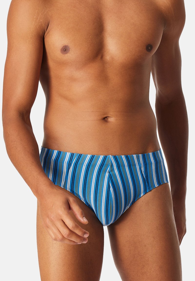 Blauwe en witte gestreepte zwemslips met een aansluitend ontwerp en een elastische tailleband. Glad textuur met contrasterende horizontale strepen.