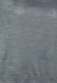 Texturerad tyg i en dämpad blågrå färg, med fina horisontella linjer som skapar ett subtilt mönster. Släta och något reflekterande yta.