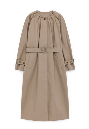 Beżowy długi płaszcz trencz z marszczonym dekoltem, paskiem w talii, zapinanymi na guziki mankietami i dwoma przednimi kieszeniami.