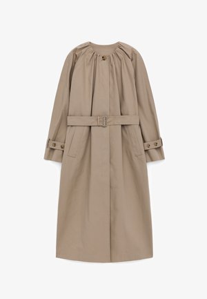 Beżowy długi płaszcz trencz z marszczonym dekoltem, paskiem w talii, zapinanymi na guziki mankietami i dwoma przednimi kieszeniami.