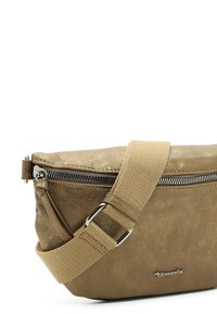 Borsa a tracolla in similpelle metallica marrone con chiusura lampo, tracolla in tessuto beige e accessori in tonalità argento. Presenta una texture sottile e un logo marchiato.