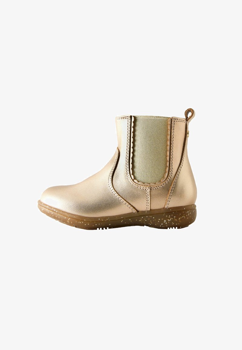 Stivaletto Chelsea in metallo dorato per bambini, con pannello elastico laterale e suola maculata marrone, mostrato di lato su uno sfondo bianco.