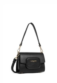 Borsa a mano nera in pelle con forma rettangolare, dettagli in hardware dorato, patta frontale e tracolla removibile. Nome del marchio visibile.