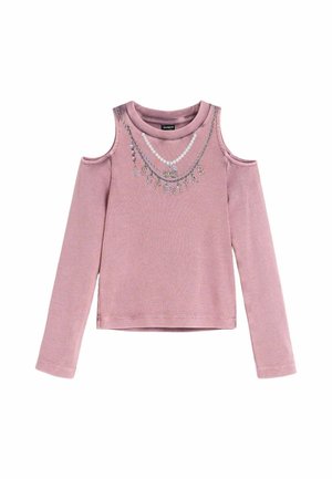 Top rosa polvere a maniche lunghe con spalle scoperte, collane stampate a strati e scritta "SUPERSTAR" sul petto.