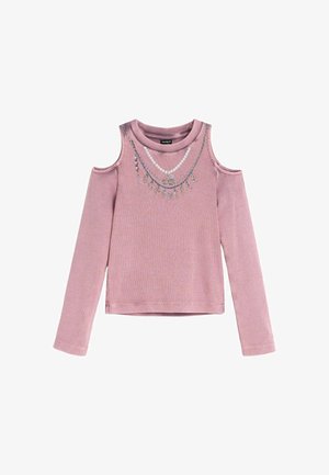Langärmeliges, staubrosafarbenes Cold-Shoulder-Oberteil mit bedruckten, geschichteten Halsketten und dem Schriftzug „SUPERSTAR“ über der Brust.
