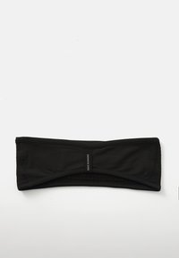 Bandeau de sport noir fabriqué en tissu extensible, présentant un design torsadé à l'avant et une étiquette logo au centre.
