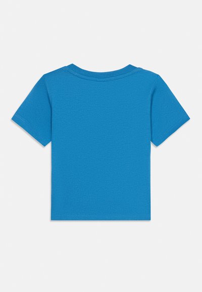T-shirt à manches courtes d'un bleu vif et uni, avec un col rond, vue de dos sur un fond blanc.