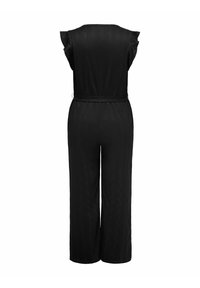 Crni kombinezon s teksturiranim završetkom, rukavima do ramena, pojasom i širokim nogavicama. Stražnji dio ima okrugli izrez i suptilno nabiranje.