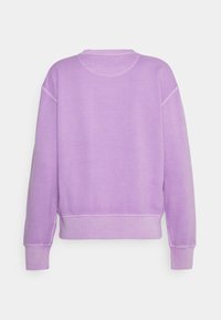 Sudadera de algodón morada con escote redondo, puños y dobladillo acanalados. Textura suave con un ajuste ligeramente holgado y costuras detalladas.