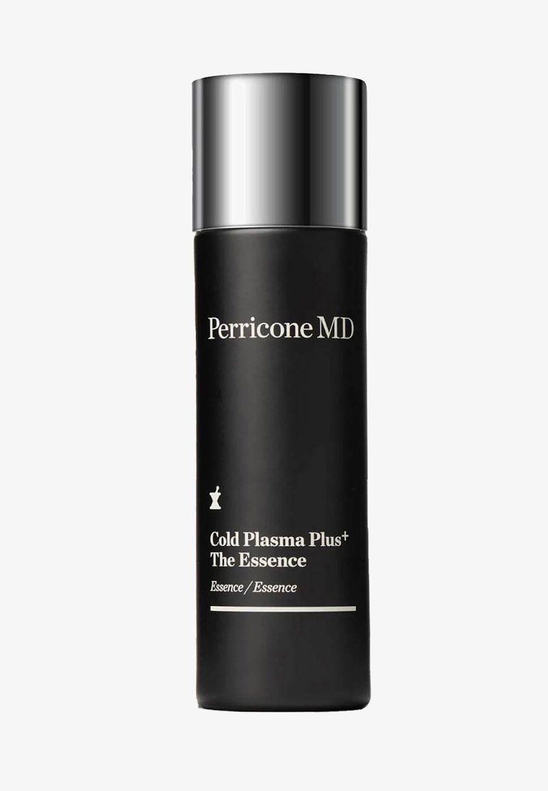 Schwarze Flasche mit einem glänzenden silbernen Deckel. Das Etikett zeigt weißen Text mit der Aufschrift "Perricone MD Cold Plasma Plus+ The Essence" und Ikonen.