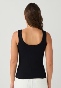 Czarny ribbed top na ramiączkach o dopasowanym kształcie, szerokich ramiączkach i okrągłym dekolcie, pokazany z tyłu na neutralnym tle.